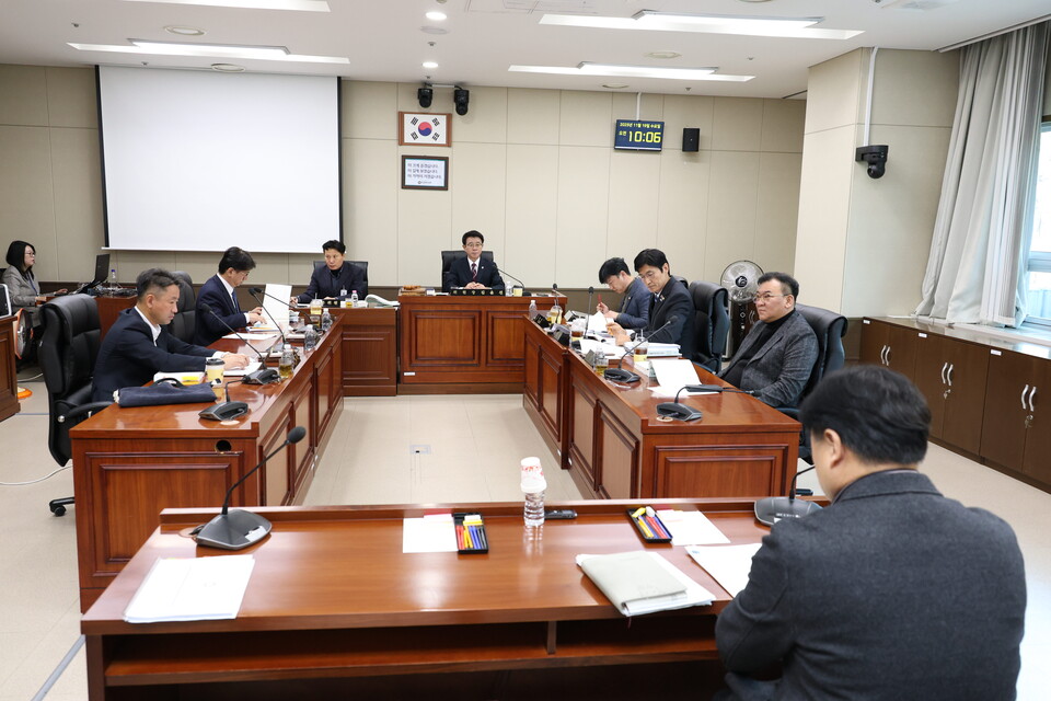 용인특례시의회 도시건설위원회(위원장 김윤선)는 19일 2025년도 행정사무감사 3일차를 맞아 도시정책실, 미래도시기획국, 용인도시공사를 대상으로 집중 질의를 진행했다./ 용인특례시의회 제공