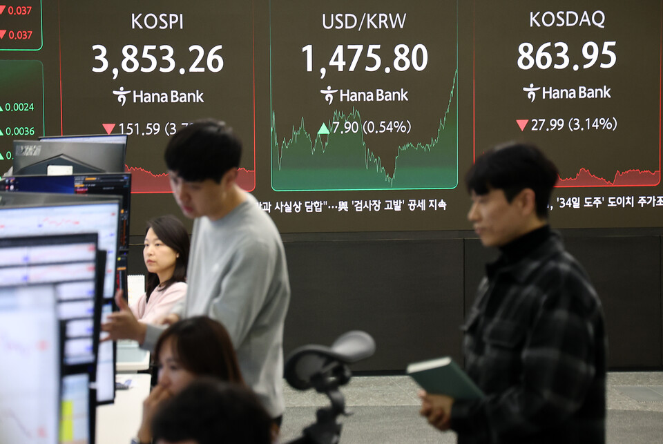 코스피가 21일 전장보다 151.59포인트 3.79% 하락한 3853.26에 거래를 마쳤다. /사진=연합뉴스