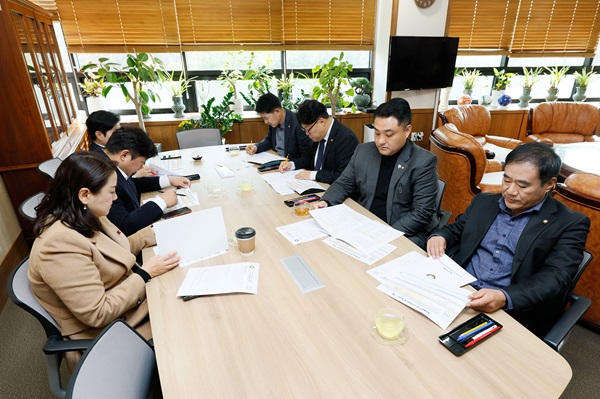 화성특례시의회 ‘동탄 유통3부지 개발 갈등조정 특별위원회’(특위)는 20일 의장실에서 사전 간담회를 갖고 공식 활동 개시에 앞서 위원 간 의견을 공유하고 운영 체계를 정비했다./ 화성특례시의회 제공
