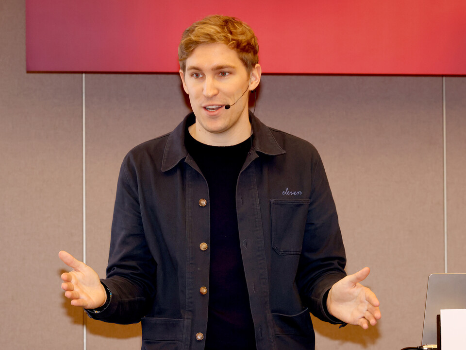 발표하고 있는 마티 스타니셰프스키 일레븐랩스 공동창업자 겸 CEO./일레븐랩스