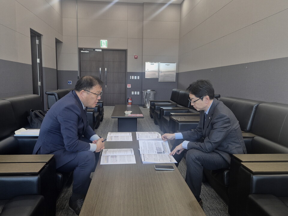 장금용 창원특례시장 권한대행, 김경수 지방시대위원장 찾아 핵심 현안 건의하는 모습. 사진=창원시