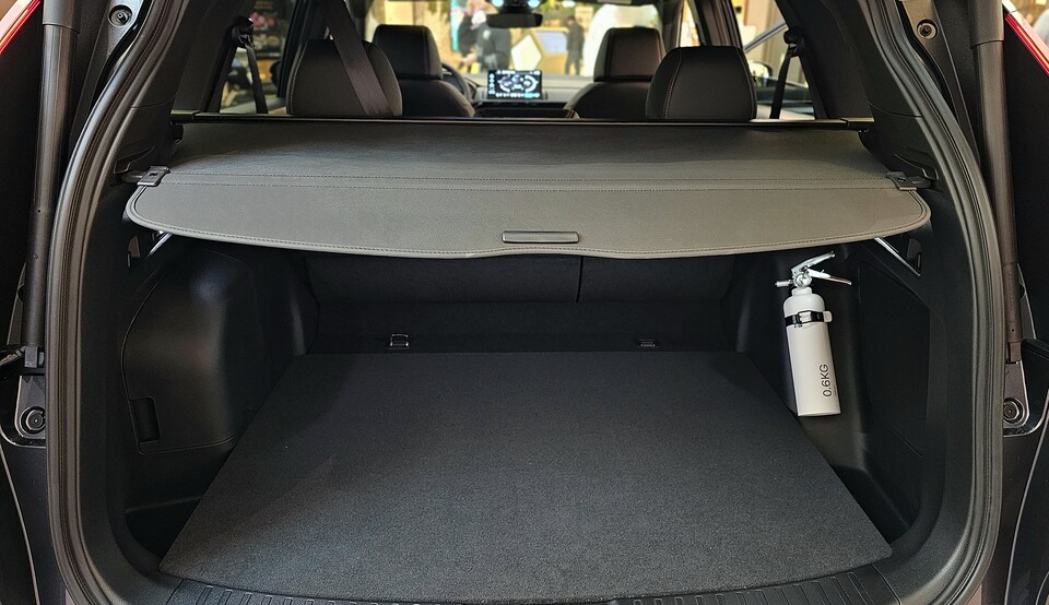 혼다 '뉴 CR-V 하이브리드'의 트렁크에는 '토너 커버'와 '소화기'가 새로 배치됐다./곽호준 기자