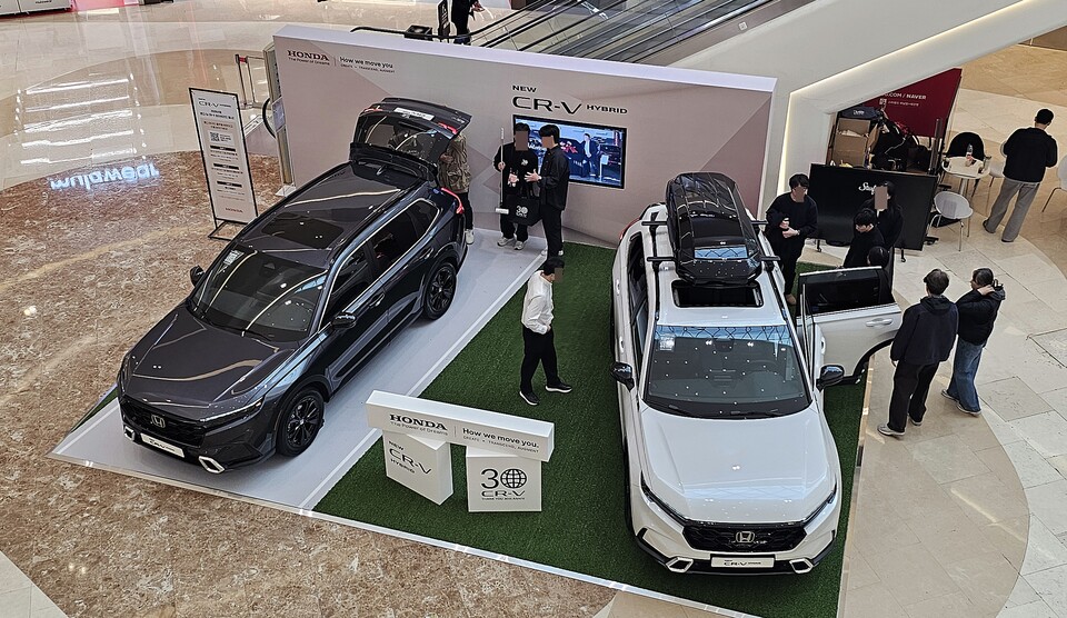 21일 스타필드 하남서 진행된 '혼다 뉴 CR-V 하이브리드 익스피리언스 위크' 팝업 전시장에 방문객들이 차량을 둘러보고 있다./곽호준 기자