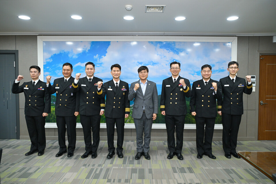 강화도함장 조병 대령과 이억기함장 권택종 중령을 초청해 간담회를 개최. 사진 =거제도