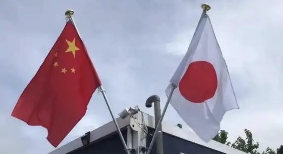 중국 국기(왼쪽)와 일본 국기(오른쪽)이 나란히 걸려있다 / 중국 현지 언론 제공