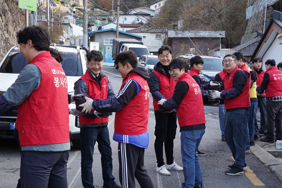 이용호 LX판토스 대표와 임직원들이 21일 서울 홍제동 개미마을에서 사랑의 연탄 나누기 봉사활동을 진행하고 있다./LX판토스