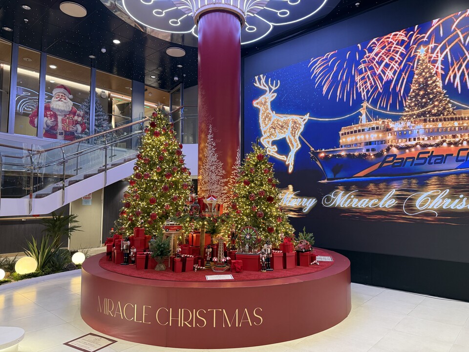 크리스마스 시즌으로 구성된 미라클호 내부 메인홀