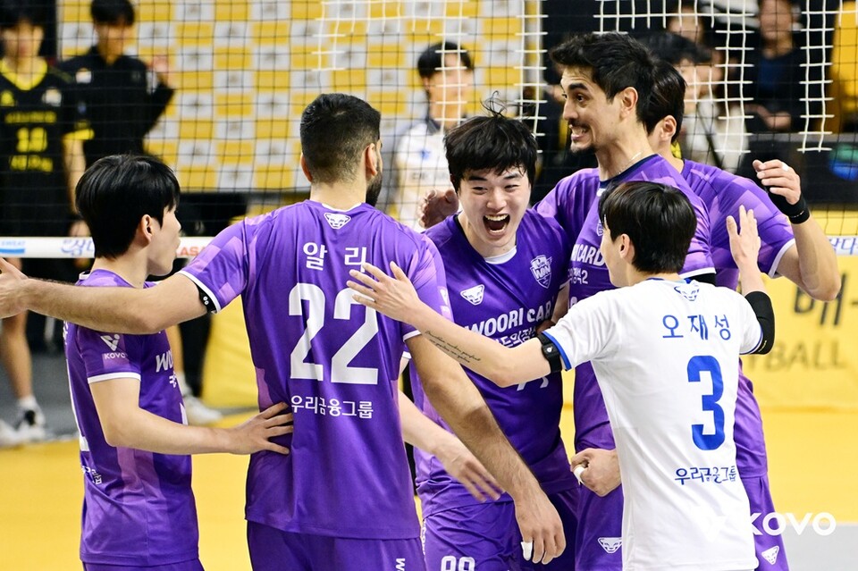 우리카드 선수단이 득점 성공 후 모여 기뻐하고 있다. /KOVO 제공