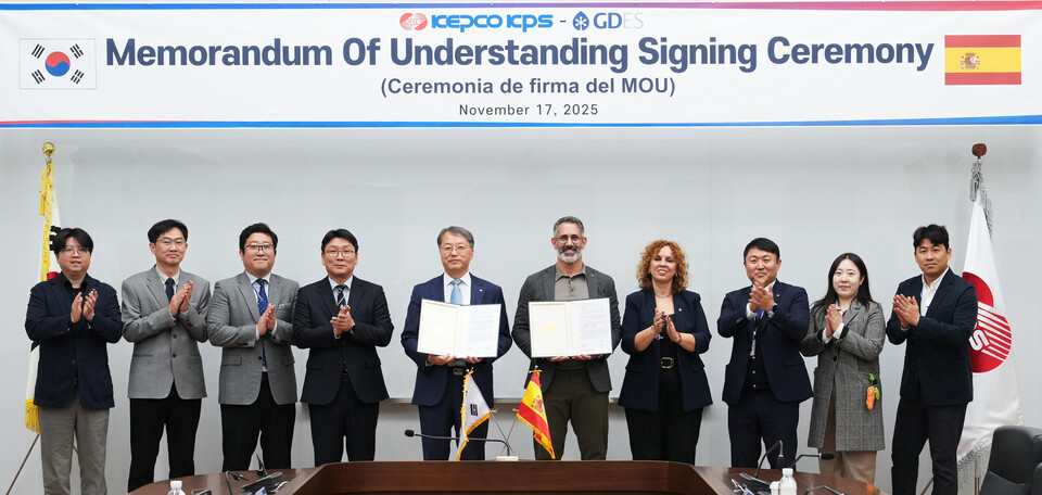 한전KPS 원전사업본부장 전호광 부사장(가운데 왼쪽)과 GDES社 Héctor Dominguis 사장(가운데 오른쪽) 등 임직원이 지난 17일 전남 나주 한전KPS 본사에서 협약 후 기념촬영을 하고 있다. /사진=한전KPS