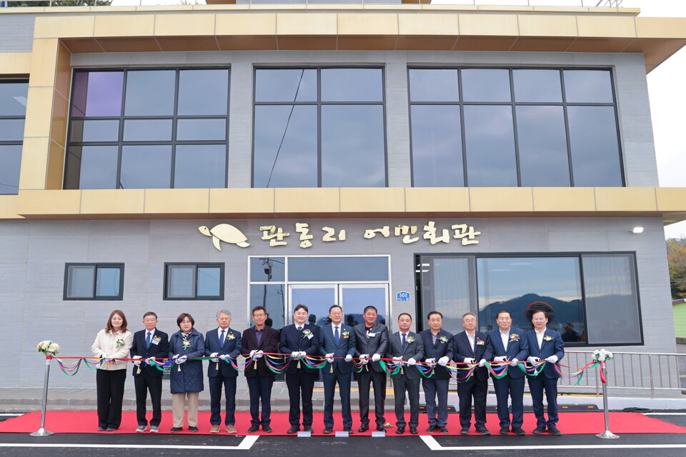 해남 관동항 어촌뉴딜사업 준공식에서 관계자들이 테이프커팅을 하고 있다. /사진=해남군