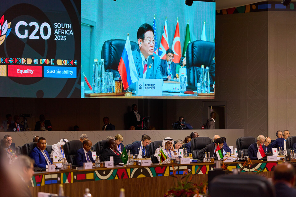 이재명 대통령이 22일(현지시간) 남아프리카공화국 요하네스버그 나스렉 엑스포센터에서 열린 주요 20개국(G20) 정상회의 1세션에서 발언하고 있다./연합뉴스
