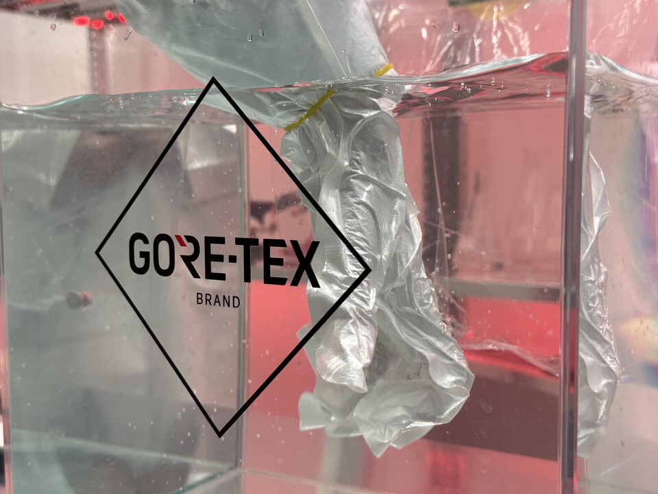 고어텍스 투습 기능 체험 모습. /고어코리아 제공