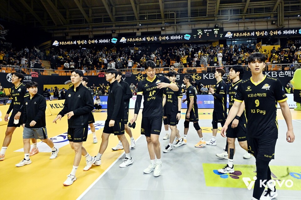 KB손해보험 선수들이 시즌 첫 홈 경기 패배 후 아쉬워하고 있다. /KOVO 제공