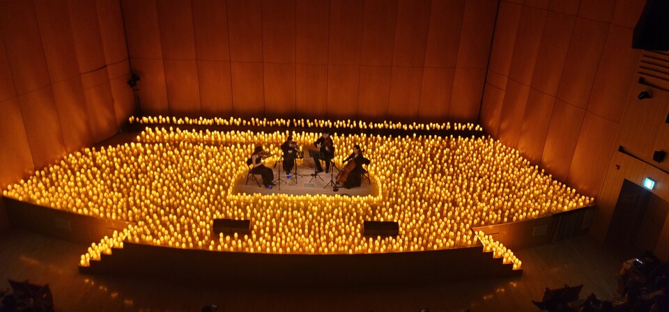 경기도교육청(교육감 임태희)이 지난 22일 경기교육가족과 함께하는 ‘캔들라이트 콘서트’를 남부청사 대강당에서 열고 열띤 호응 속에 성공적으로 마무리했다./ 경기도교육청 제공