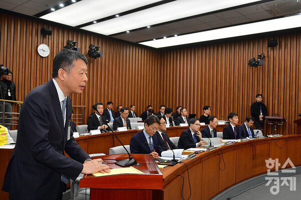 18일 서울 여의도 국회에서 정무위원회 전체회의가 열리고 있다. 김광일 MBK 파트너스 부회장 겸 홈플러스 공동대표가 발언하고 있다. /최대성 기자 dpdaesung@sporbiz.co.kr 2025.03.18.