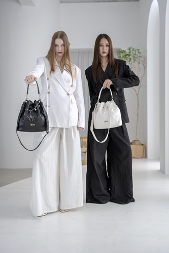 곽현주 디자이너가 브랜드액트와 전략적 파트너십을 맺고 가방 브랜드 ‘어더와이즈(Otherwise)’를 론칭한다./어더와이즈