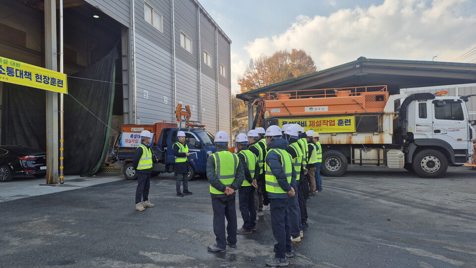 영주시는 겨울철 강설에 대비해 제설작업 발대식과 실전 대비 훈련 실시,  사진=영주시 제공
