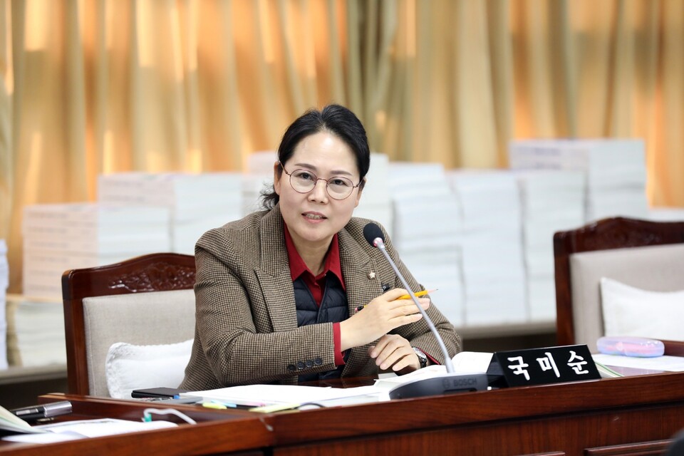 수원특례시의회 환경안전위원회 국미순 의원(국민의 힘, 매교·매산·고등·화서1, 2동)은 21일, 장안구, 영통구 소관부서 행정사무감사에서 시민밀착형 행정사무감사를 이어갔다./ 수원특례시의회 제공