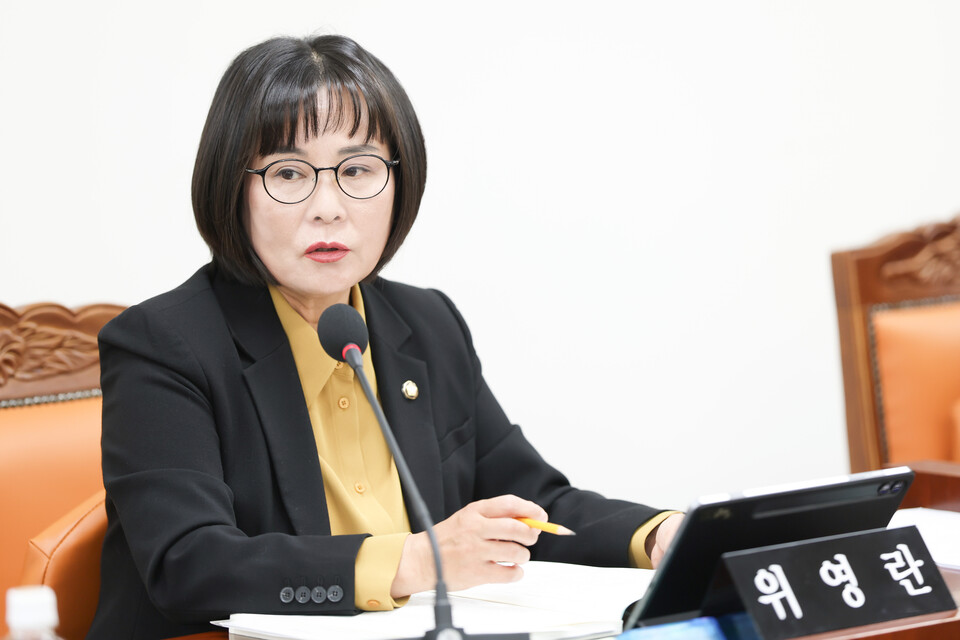 화성특례시의회 위영란 의원(더불어민주당 비례대표)이 21일 열린 제246회 정례회 행정사무감사에서 학교시설 개방 확대를 핵심 의제로 강하게 밀어붙였다./ 화성특례시의회 제공