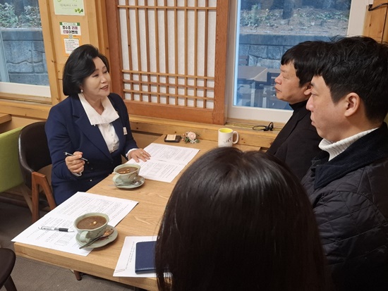 경기도의 복지예산 축소 논란이 지역 현장을 강타하는 가운데, 정윤경 경기도의회 부의장(더불어민주당, 군포1)이 군포시사회복지협의회와 만나 장애인주간이용시설의 운영 위기를 집중 논의했다./ 경기도의회 제공