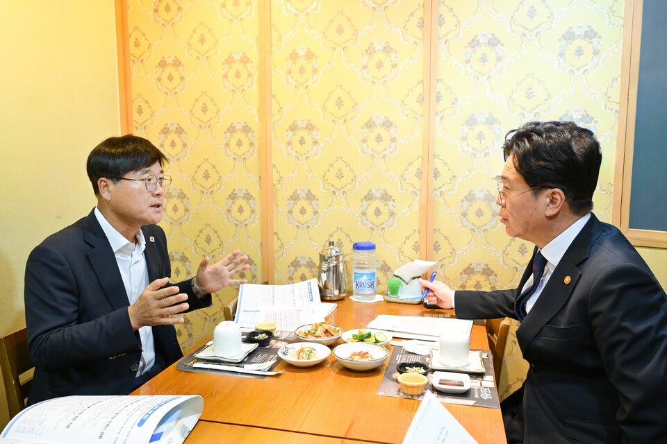 변광용 거제시장, 김영훈 고용노동부 장관 면담하고 있는 모습. 사진=거제시