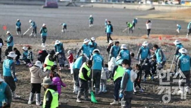 ▲GS칼텍스가 여수시 율촌면 반월마을 인근 습지보호지역이자 유네스코 세계자연유산 등재 후보지에서 '염생식물 서식지 조성사업'을 진행하며 농기구로 갯벌을 파헤치는 일이 벌어지자 환경단체가 반발하고 있다. (사진=여수환경운동연합)