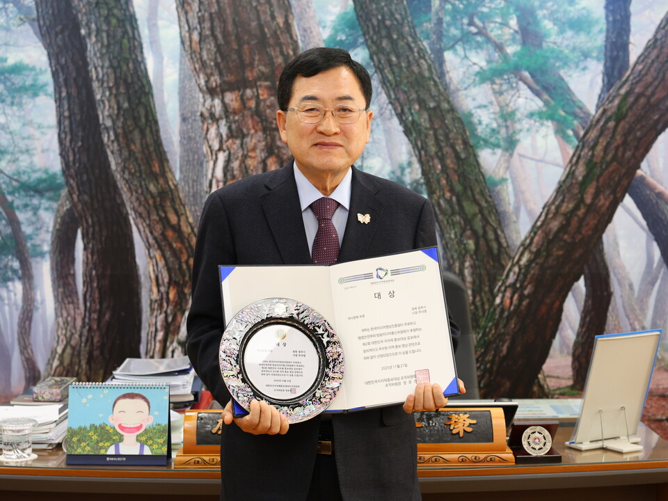 주낙영 경주시장, 제2회 대한민국지자체홍보대상 역사문화부문 대상 기념촬영. 사진=경주시
