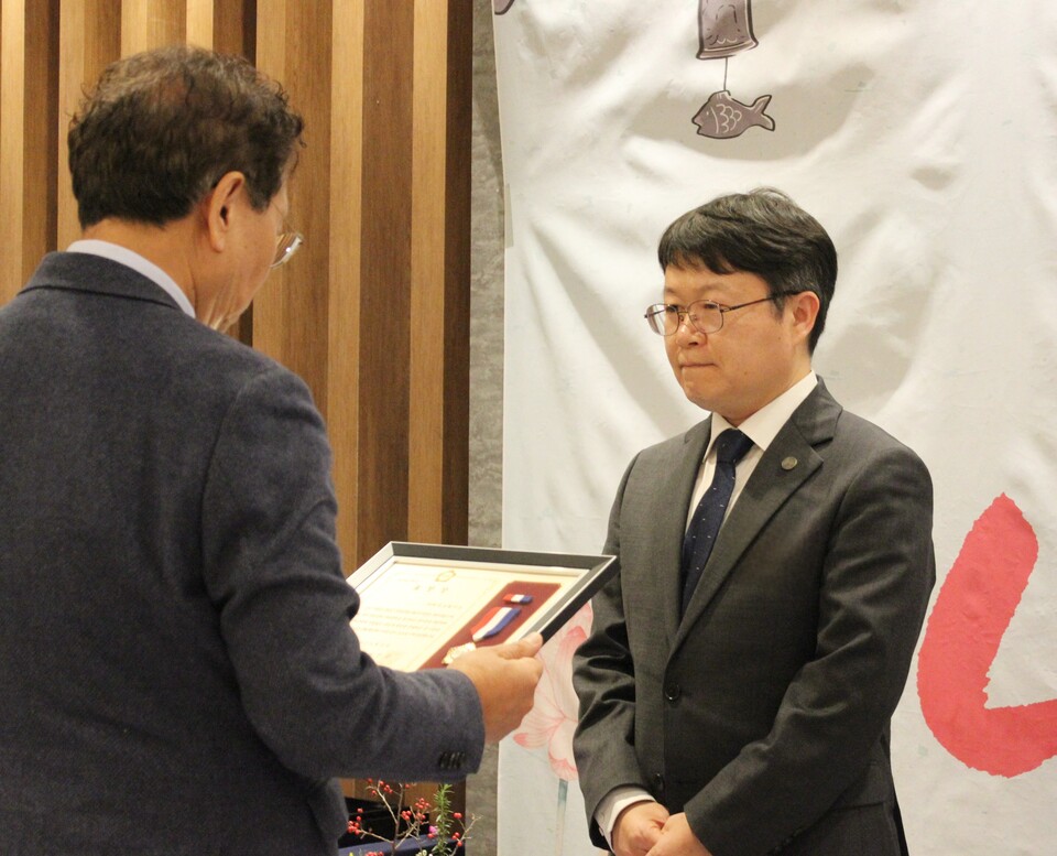 커넥트웨이브가 지역사회 공헌 활동의 공로를 인정받아 금천구의회 의장 표창장과 감사패를 수상했다./커넥트웨이브