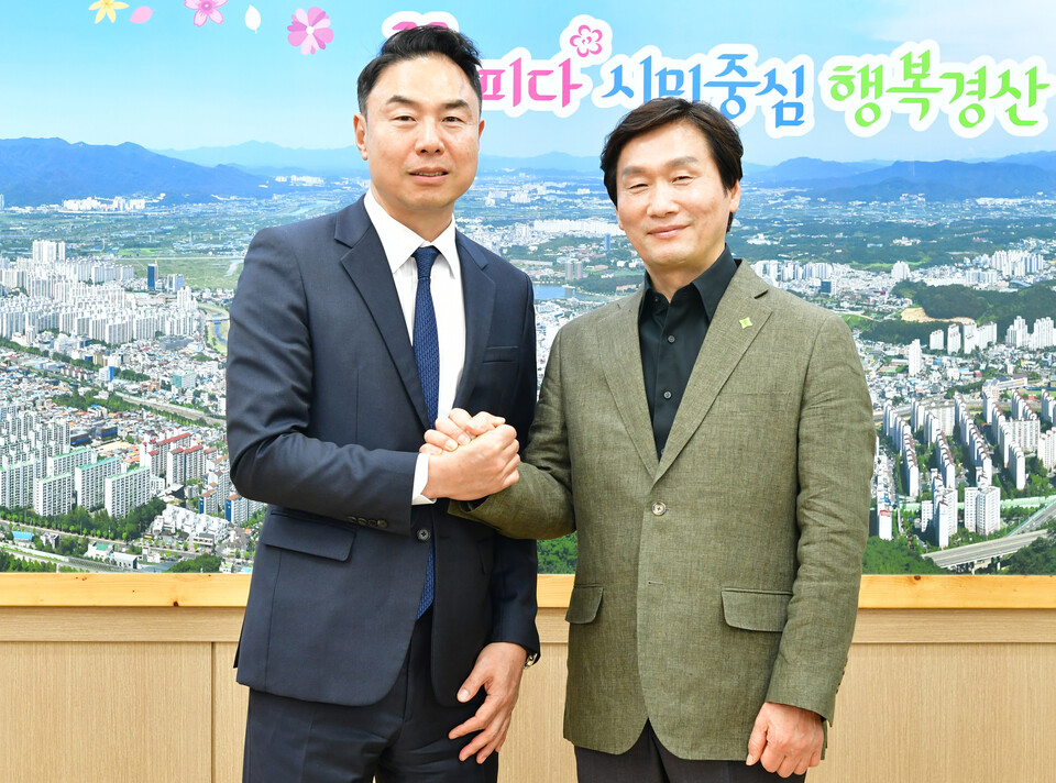 '현대프리미엄아웃렛' (왼)정지영 현대백화점 사장-(오)조현일 경산시장 환담. 사진=경산시