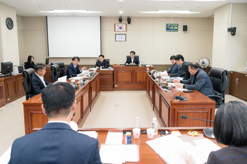 용인특례시의회 도시건설위원회(위원장 김윤선)는 20일 교통정책국과 건설국을 대상으로 2025년도 행정사무감사 4일차 일정을 진행하며 시민 안전과 교통 효율성을 집중 점검했다./ 용인특례시의회 제공