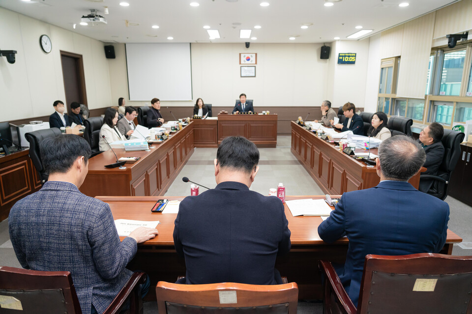 용인특례시의회 자치행정위원회(위원장 김진석)는 21일 용인도시공사, 용인시자원봉사센터, 용인시정연구원을 대상으로 2025년도 행정사무감사 5일차 일정을 진행하며, 공공기관 운영의 투명성과 효율성, 전문성 강화를 집중 점검했다./ 용인특례시의회 제공