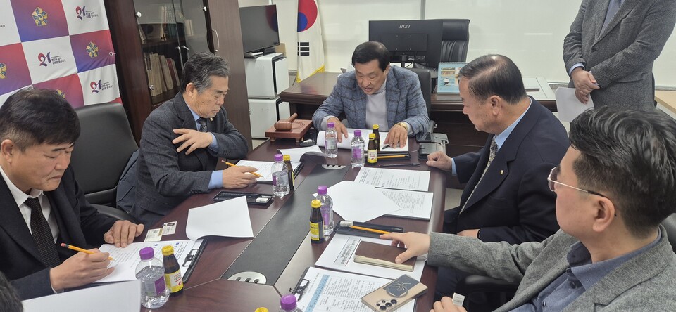 민주평화통일자문회의 경기지역회의는 24일 2025년도 「평화통일 기반조성 유공」 의장표창 후보자 심사위원회를 개최하고, 간부위원·우수청년·단체·공무원 후보자 심의를 진행했다./ 김두일 기자