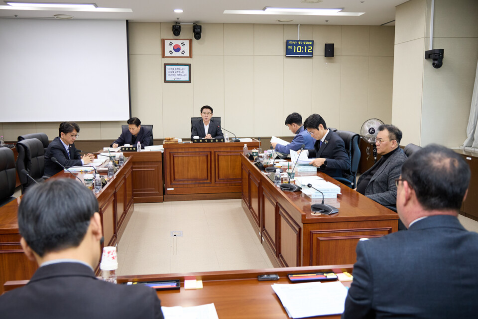 용인특례시의회 도시건설위원회(위원장 김윤선)는 21일 처인구청, 기흥구청, 수지구청 소속 교통, 도시미관, 도로, 건설, 도시건축 관련 부서를 대상으로 2025년도 행정사무감사 5일차 일정을 진행하며 시민 안전과 생활 편의 개선을 중심으로 점검을 실시했다./ 용인특례시의회 제공