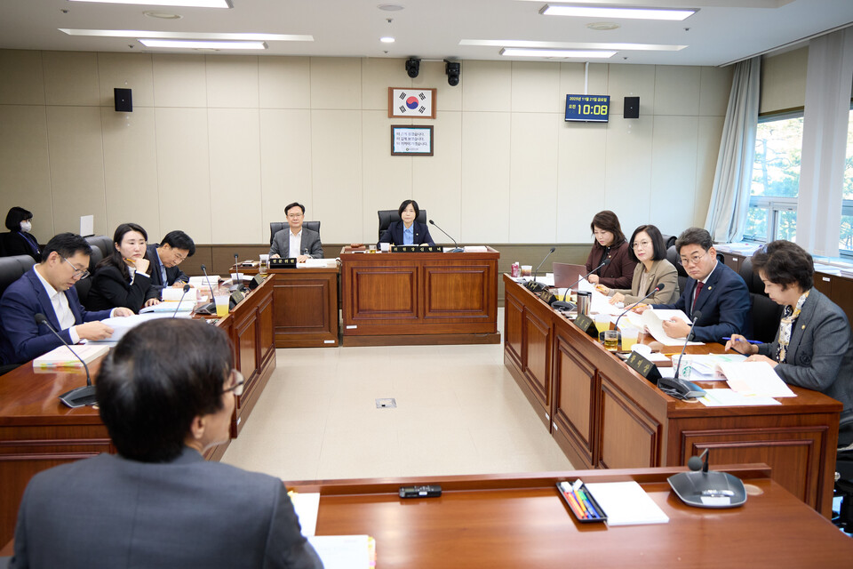 용인특례시의회 경제환경위원회(위원장 신현녀)는 21일, 상수도·하수도 사업소와 반도체경쟁력강화국을 대상으로 2025년도 행정사무감사 5일차 일정을 진행하며 시민 생활과 직결된 핵심 현안을 집중 점검했다./ 용인특례시의회 제공