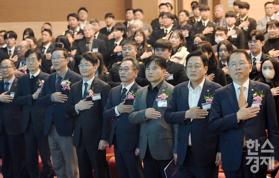 더불어민주당 이병진 의원과 문승국 한국해양수산신지식인중앙연합회장이  24일 오후 서울 여의도 국회 의원회관에서 열린 제9회 해양수산인재 육성의 날 기념식에서 참석자들과 국민의례를 하고 있다./ 이호형 기자 leemario@sporbiz.co.kr 2025.11.24