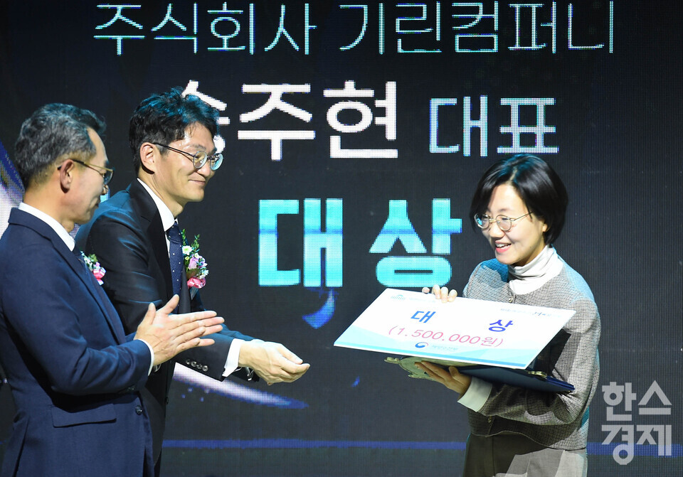 문승국 한국해양수산신지식인중앙연합회장이 24일 오후 서울 여의도 국회 의원회관에서 열린 제9회 해양수산인재 육성의 날 기념식에서 수산신지식인 대상을 수상한 송주현 대표에게 시상을 하고 있다./ 이호형 기자 leemario@sporbiz.co.kr 2025.11.24