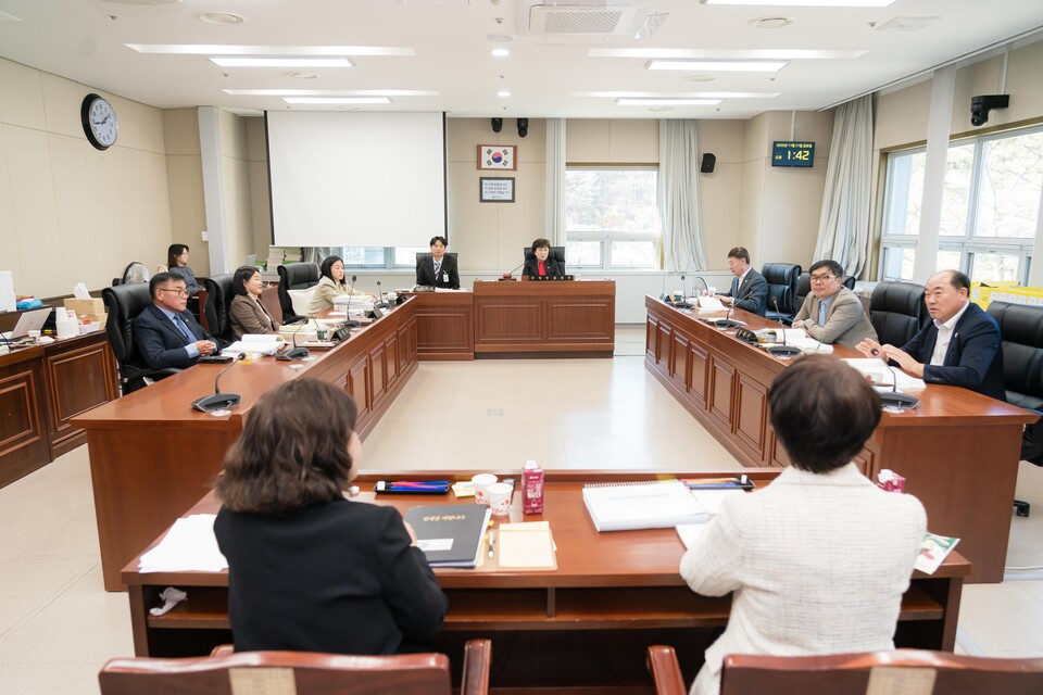 용인특례시의회 문화복지위원회(위원장 김상수)는 21일 5일차 행정사무감사에서 도서관 운영, 체육시설 안전, 관광정책 실효성을 집중 점검하며, 시민 체감도를 높이는 실질적 개선을 강하게 주문했다./ 용인특례시의회 제공