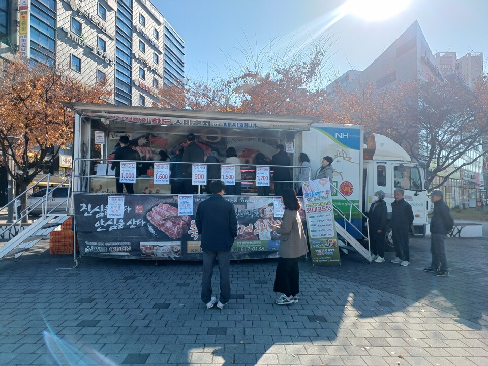 농협경북본부와 경산축산농협은  경산시 임당역 광장에서 김장철을 맞아 ‘한돈 소비촉진 시식·판촉 행사’진행 。사진＝농협경북본부 제공