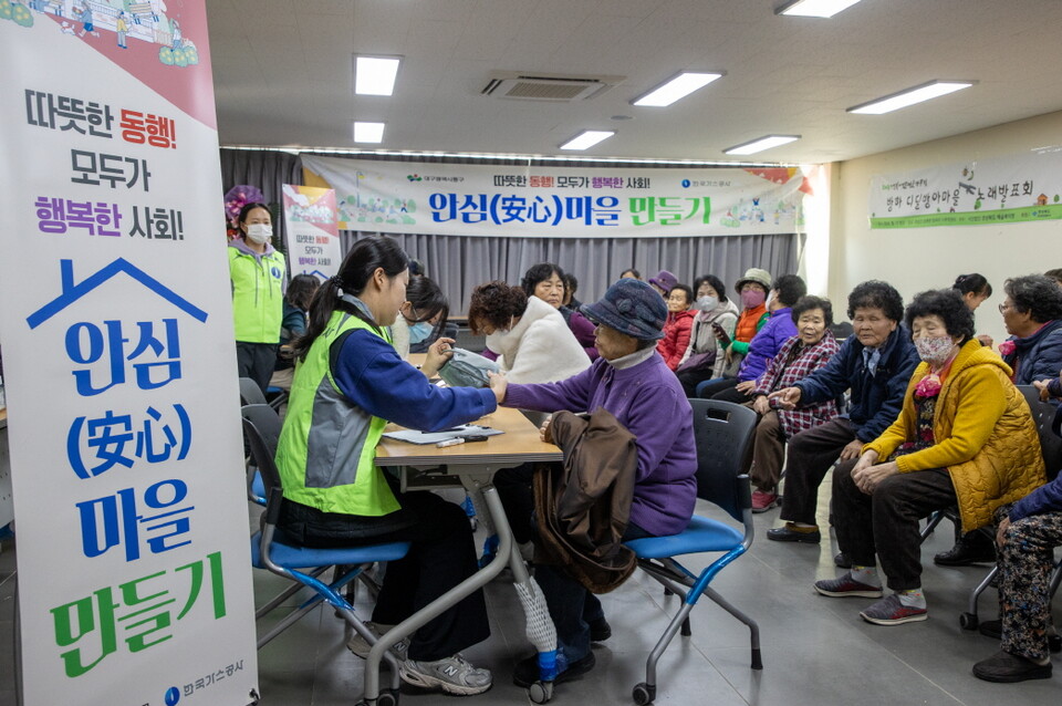 산불 피해 지역 주민 대상, 의료 지원 등의 봉사활동하는 가스공사 직원들. 사진=한국가스공사