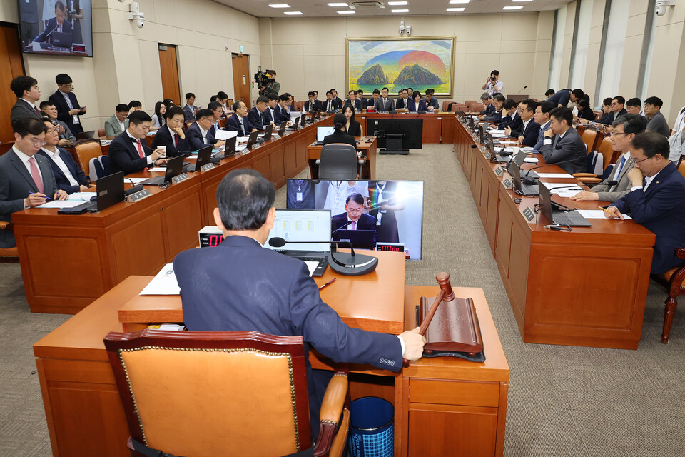 지난 6월30일 서울 여의도 국회에서 열린 정무위원회 전체회의에서 국민의힘 소속 윤한홍 위원장이 의사봉을 두드리고 있다. 사진=연합뉴스