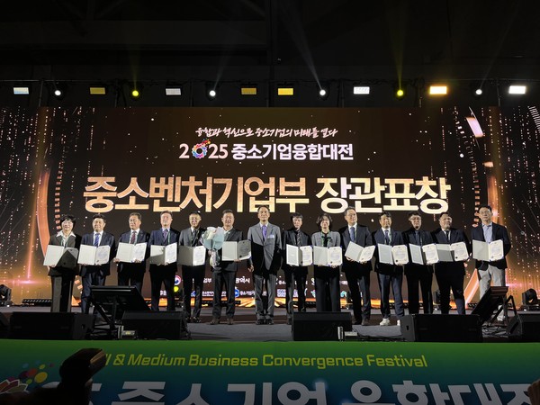한준섭 지미션 대표이사(왼쪽에서 두번째)가 2025 중소기업 융합대전에서 중소벤처기업부 장관 표창을 수상했다./지미션
