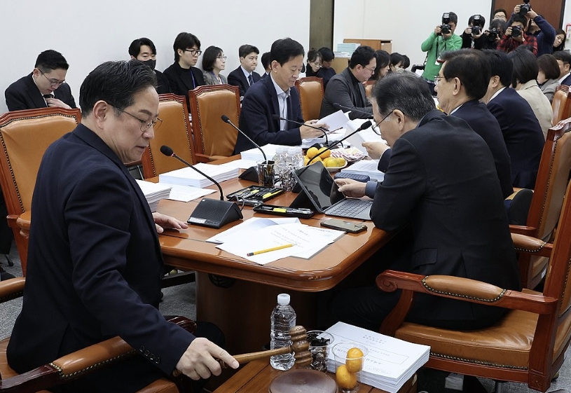 24일 서울 여의도 국회 기획재정위원회에서 열린 조세소위원회의에서 국민의힘 소속 박수영 소위원장이 조세특례제한법 개정안 등 안건을 상정하며 의사봉을 두드리고 있다. /연합뉴스