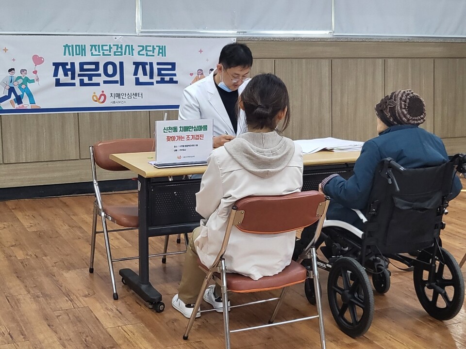 시흥시(시장 임병택)가 지역 어르신의 건강한 노후와 치매 예방을 위해 매년 1만여 명 이상을 대상으로 치매 조기 검진을 시행하며, 체계적인 치매 안심케어 구축에 힘쓰고 있다./ 시흥시 제공