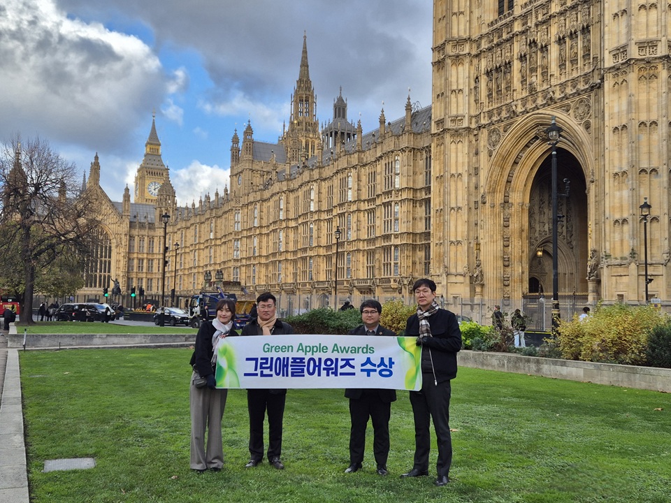 신안군은 지난 17일 영국 런던 웨스트민스터 의회의사당에서 열린 시상식에서 ‘신재생에너지 개발이익 공유제’ 정책을 높이 평가받아 금상을 받았다./사진=신안군