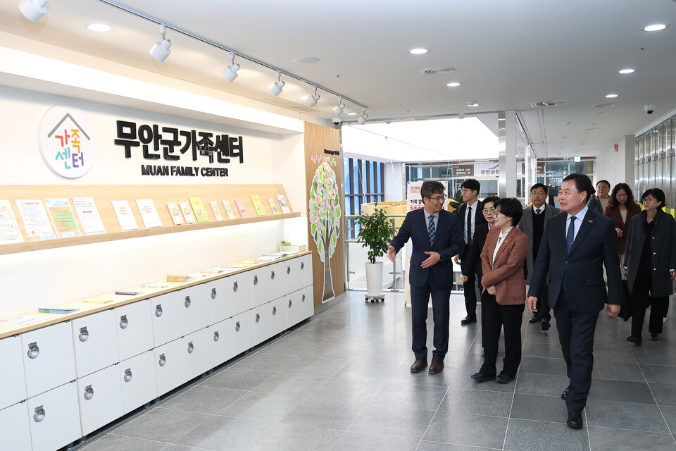 원민경 성평등가족부장관이 24일 무안군 가족센터를 방문하여 현장에서 근무하는 종사자들의 의견을 청취하고 현장을 둘러보고 있다. /사진=무안군