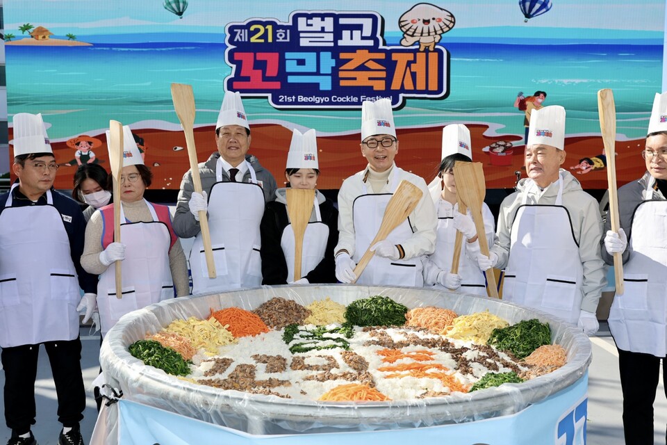 보성군은 지난 21일부터 3일간 벌교읍 천변 일원에서 열린 ‘제21회 벌교꼬막축제’에서 주먹밥 1,000인분 만들기를 하고 있다./사진=보성군