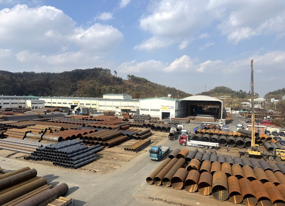 KBI동양철관 천안공장에서 고객사에 원형관, 코팅관, 각관, BH 등 각종 제품들의 공급을 위해 배송트럭이 분주하게 움직이고 있다./KBI동양철관