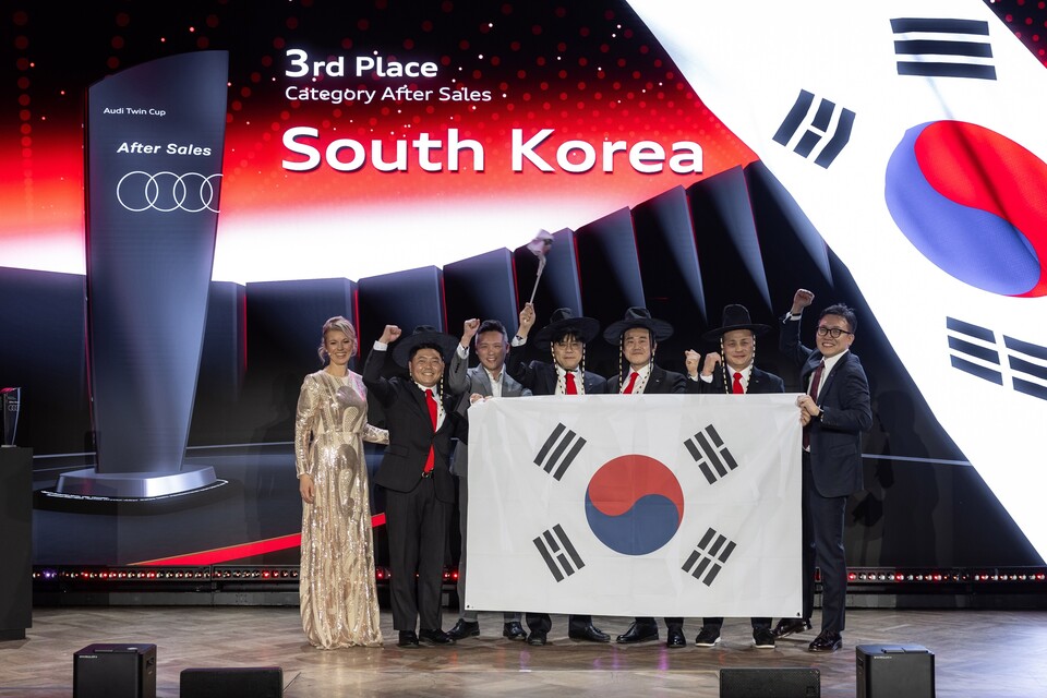 아우디 코리아 한국 대표팀이 '아우디 트윈컵 2025 월드 챔피언십'의 시상식에서 기념사진 촬영을 하고 있다./아우디 코리아