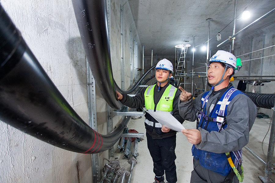 LS전선 직원들이 세계 최대 송전 용량인 500kV급 HVDC 케이블이 투입되는 ‘동해안~신가평’ 시공 현장을 점검하고 있다/LS전선 제공