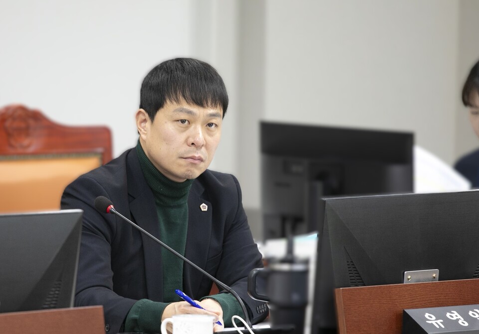 유 의원은 “유니버설 디자인, 범죄예방 도시디자인, 노후 공동주택 안전점검 사업은 서민, 장애인, 고령층 등 취약계층의 안전망 역할을 하는 필수 사업”이라며 “예산이 대폭 축소되면 사업 규모 축소 또는 중단으로 이어질 수밖에 없다”고 우려했다./ 경기도의회 제공